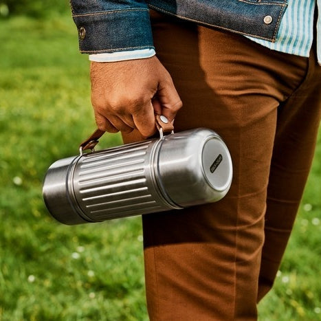 BLACK+BLUM Explorer Flask Duo termos 1 L – 24h ciepła/chłodu, 100% szczelny, 2 stalowe kubki, wytrzymały, do zmywarki.