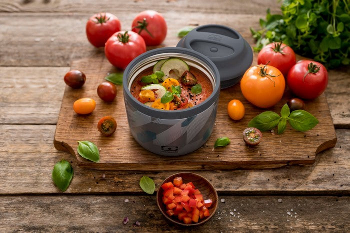 Monbento Element Graphic DImensions – termos obiadowy 550 ml. Utrzymuje ciepło do 10 h, 100% szczelny, stal nierdzewna 316. Idealny na zupy i obiady w podróży, kolor: szary