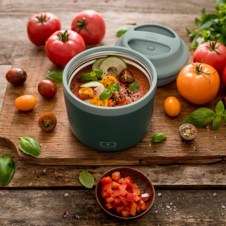 Monbento Element Green – termos obiadowy 550 ml. Utrzymuje ciepło do 10 h, 100% szczelny, stal nierdzewna 316. Idealny na zupy i obiady w podróży, kolor: zielony