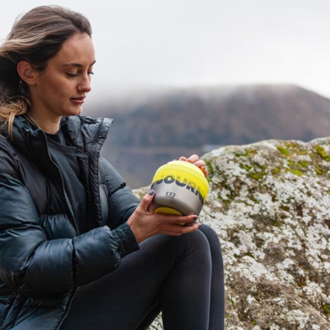 Monbento Element The Journey – termos obiadowy 550 ml. Utrzymuje ciepło do 10 h, 100% szczelny, stal nierdzewna 316. Idealny na zupy i obiady w podróży, kolor: srebny/żółty