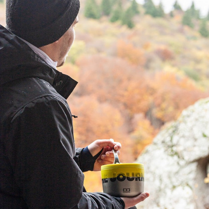 Monbento Element The Journey – termos obiadowy 550 ml. Utrzymuje ciepło do 10 h, 100% szczelny, stal nierdzewna 316. Idealny na zupy i obiady w podróży, kolor: srebny/żółty