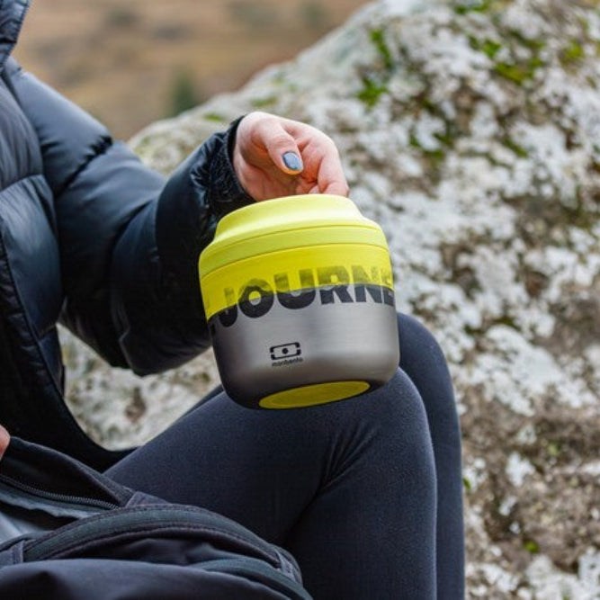 Monbento Element The Journey – termos obiadowy 550 ml. Utrzymuje ciepło do 10 h, 100% szczelny, stal nierdzewna 316. Idealny na zupy i obiady w podróży, kolor: srebny/żółty