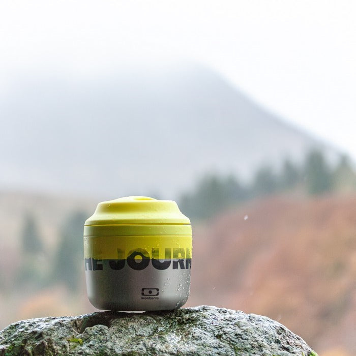 Monbento Element The Journey – termos obiadowy 550 ml. Utrzymuje ciepło do 10 h, 100% szczelny, stal nierdzewna 316. Idealny na zupy i obiady w podróży, kolor: srebny/żółty