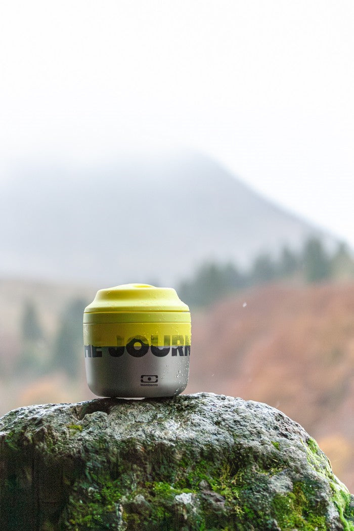 Monbento Element The Journey – termos obiadowy 550 ml. Utrzymuje ciepło do 10 h, 100% szczelny, stal nierdzewna 316. Idealny na zupy i obiady w podróży, kolor: srebny/żółty
