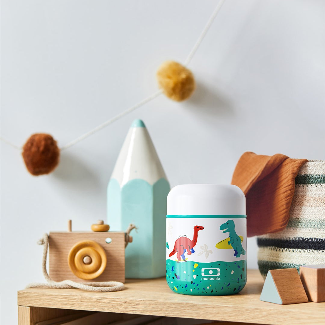 Monbento Capsule Dino – termos dla dzieci 280 ml. Utrzymuje ciepło do 5 h, 100% szczelny i lekki. Idealny na zupę, owsiankę czy makaron w podróży, wzór: dinozaury