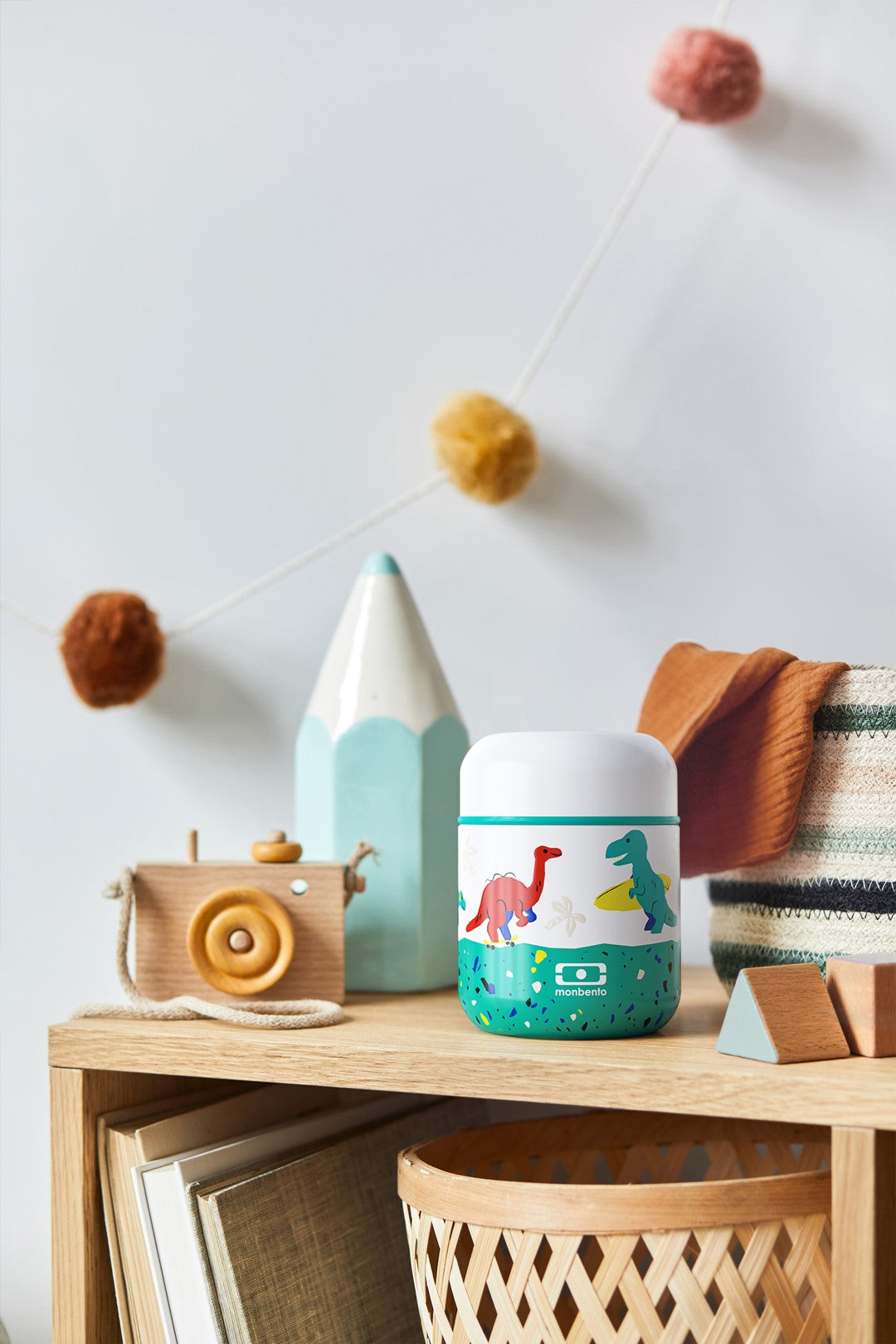 Monbento Capsule Dino – termos dla dzieci 280 ml. Utrzymuje ciepło do 5 h, 100% szczelny i lekki. Idealny na zupę, owsiankę czy makaron w podróży, wzór: dinozaury