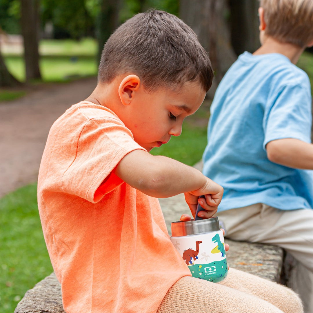 Monbento Capsule Dino – termos dla dzieci 280 ml. Utrzymuje ciepło do 5 h, 100% szczelny i lekki. Idealny na zupę, owsiankę czy makaron w podróży, wzór: dinozaury