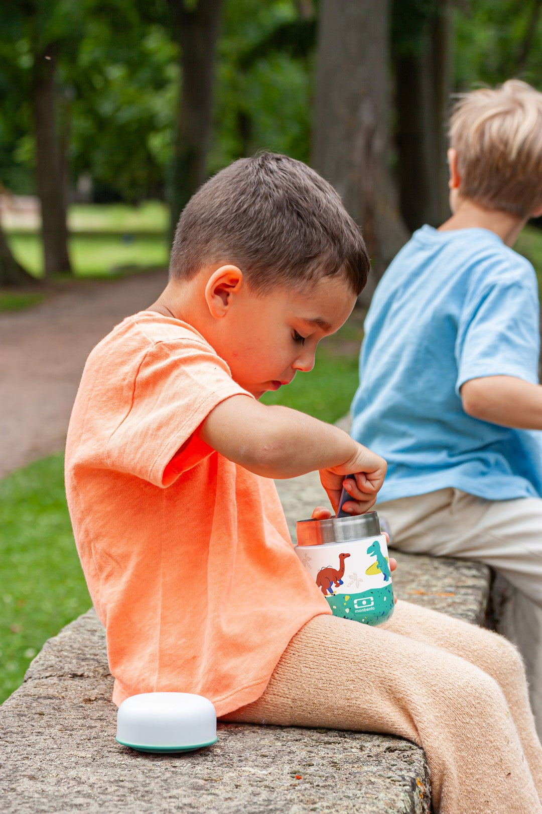 Monbento Capsule Dino – termos dla dzieci 280 ml. Utrzymuje ciepło do 5 h, 100% szczelny i lekki. Idealny na zupę, owsiankę czy makaron w podróży, wzór: dinozaury