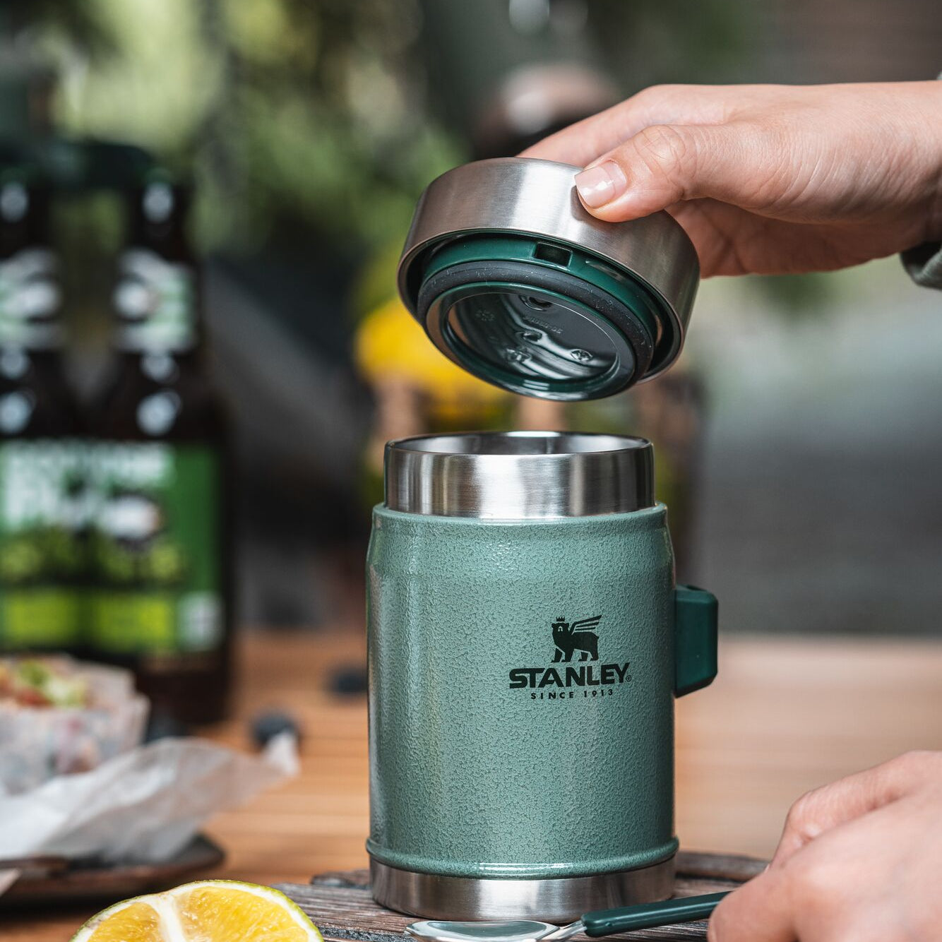 Zielony termos obiadowy Stanley ze stalowym widelco-nożem w zestawie