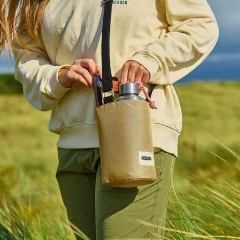 Beżowa torba Black+Blum na butelkę – praktyczna, stylowa, z kieszonką i termoizolacją, idealna na spacery i podróże