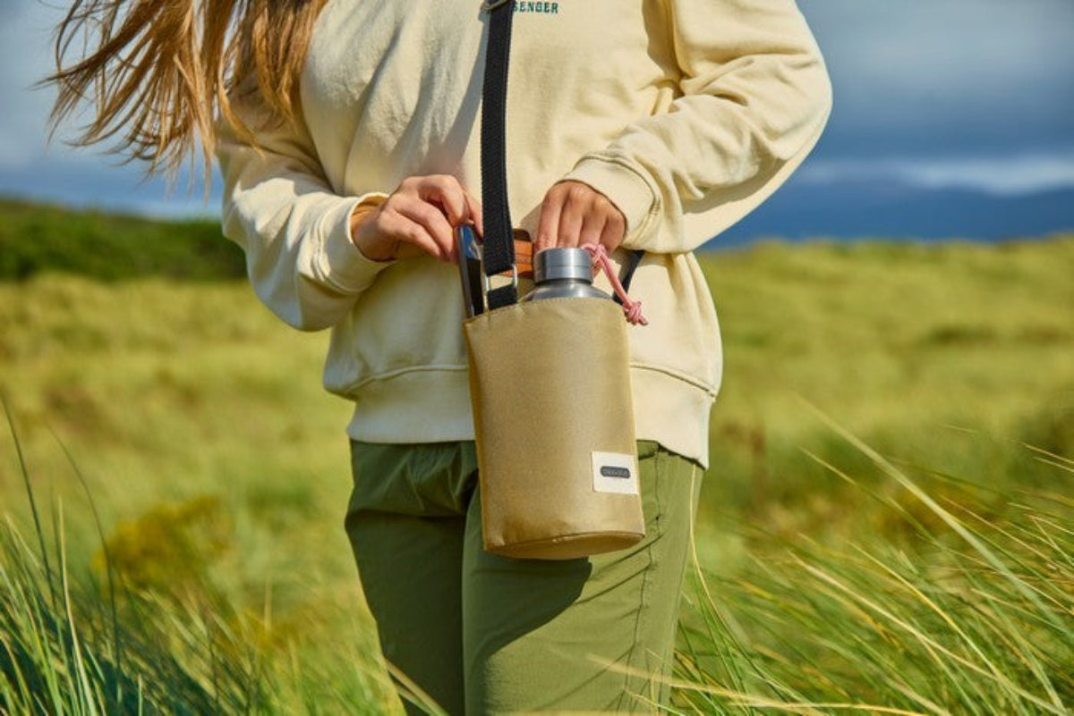 Beżowa torba Black+Blum na butelkę – praktyczna, stylowa, z kieszonką i termoizolacją, idealna na spacery i podróże