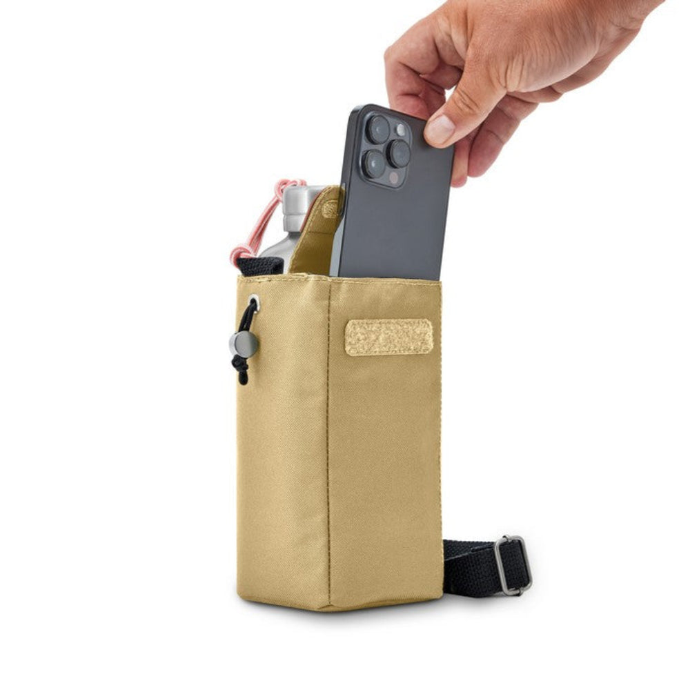 Beżowa torba Black+Blum na butelkę – praktyczna, stylowa, z kieszonką i termoizolacją, idealna na spacery i podróże