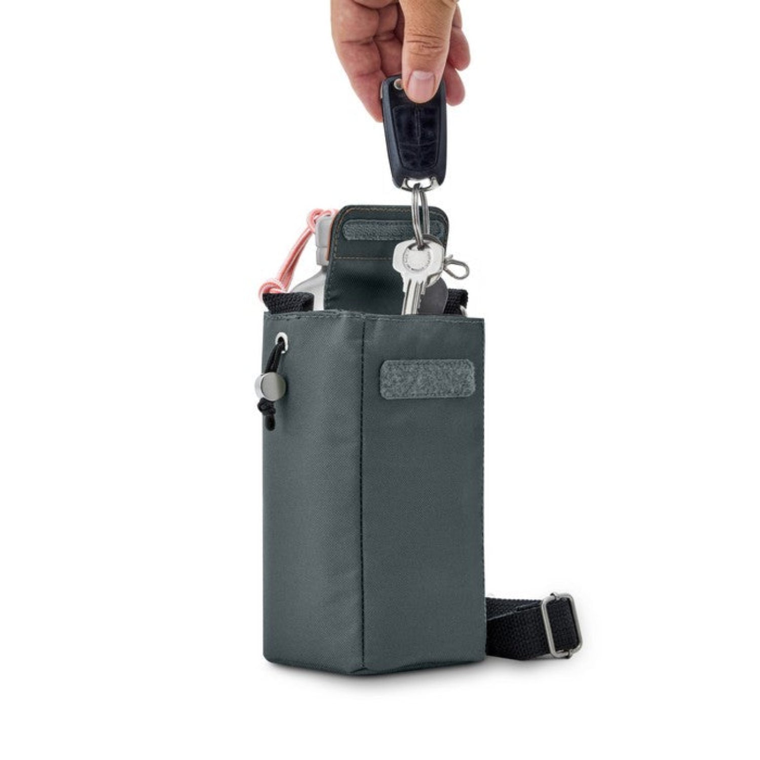 Szara torba Black+Blum na butelkę – praktyczna, stylowa, z kieszonką i termoizolacją, idealna na spacery i podróże