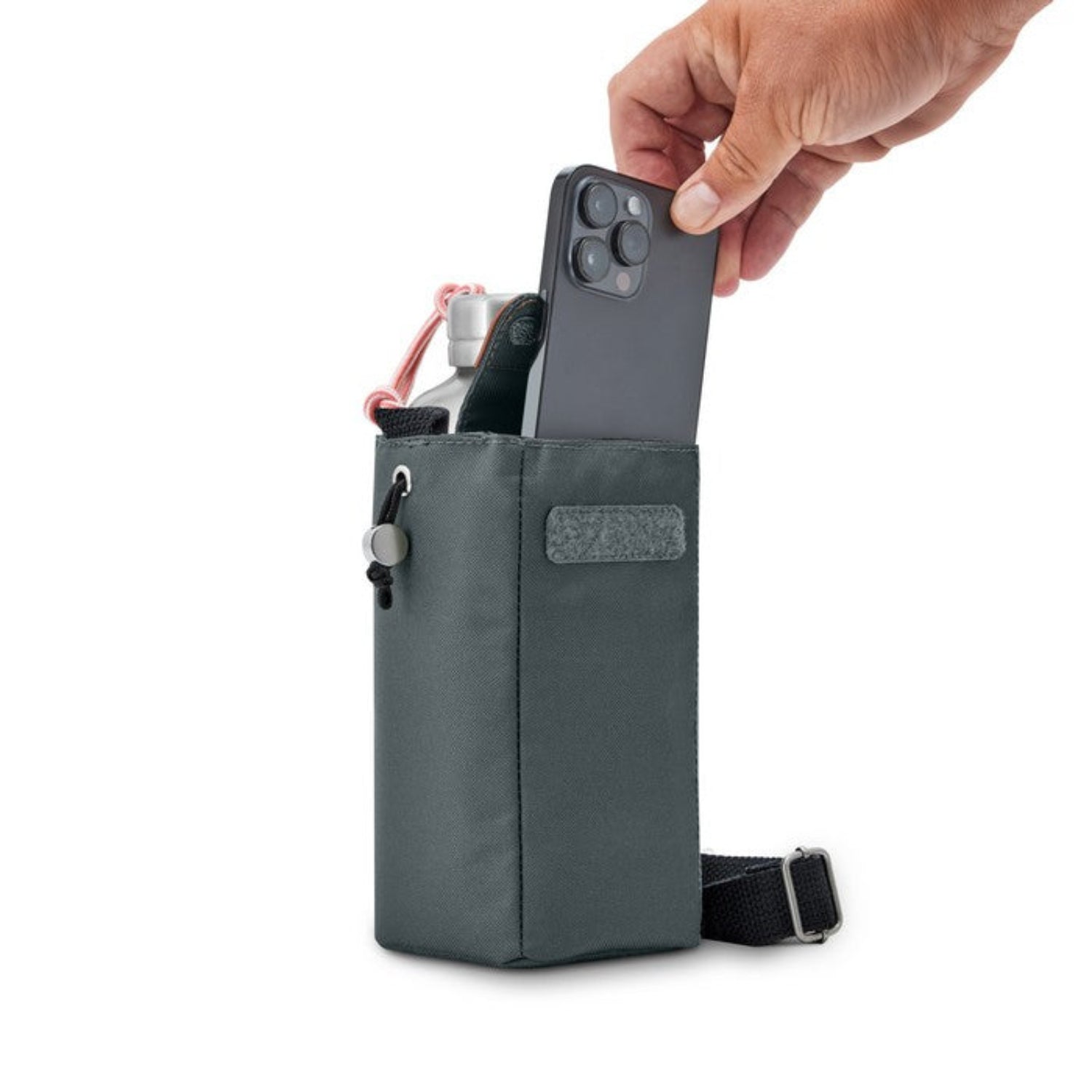 Szara torba Black+Blum na butelkę – praktyczna, stylowa, z kieszonką i termoizolacją, idealna na spacery i podróże