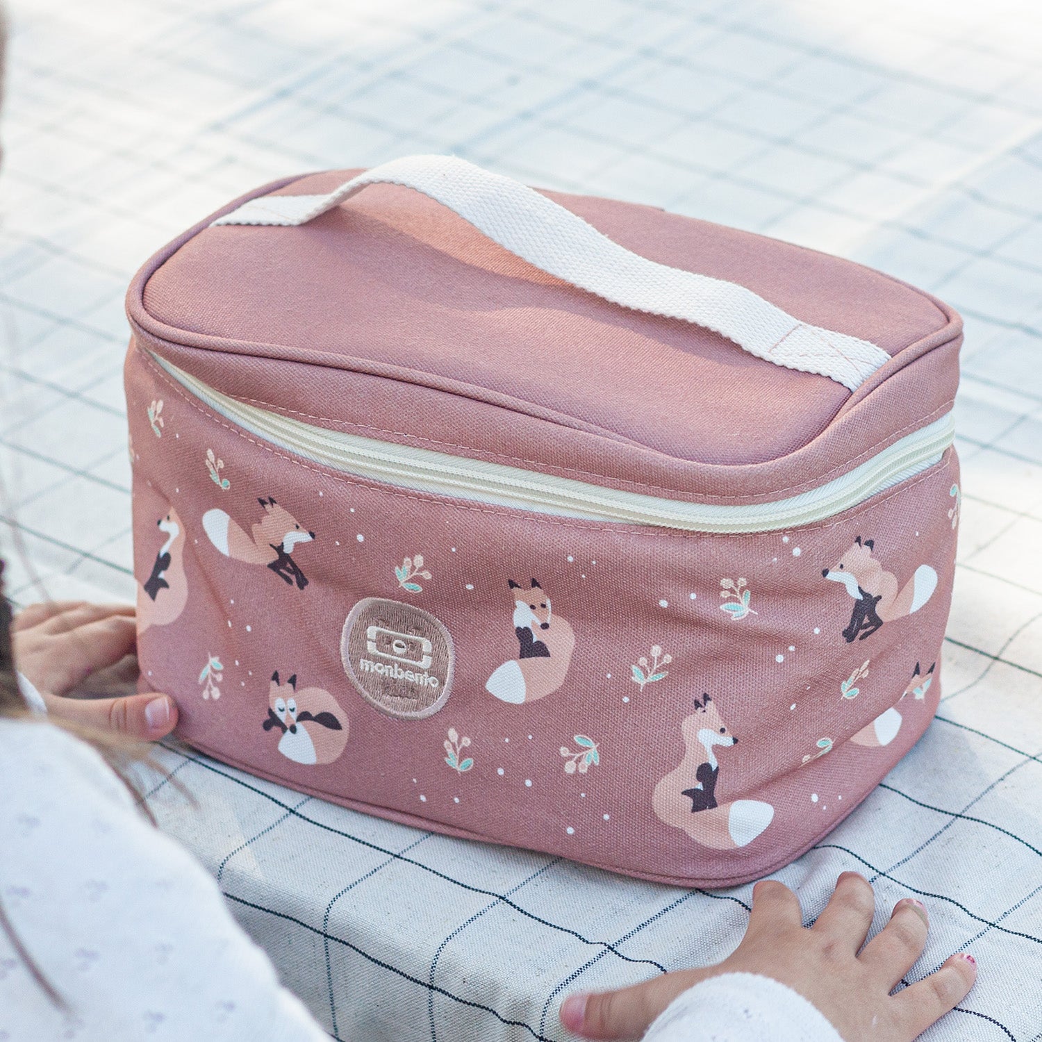 Torba termiczna Monbento Frosty Cinnamon Fox – 5L pojemności, izolacja, łatwe otwieranie, z kieszonką. Na lunch, bidon i przekąski, wzór: lisy