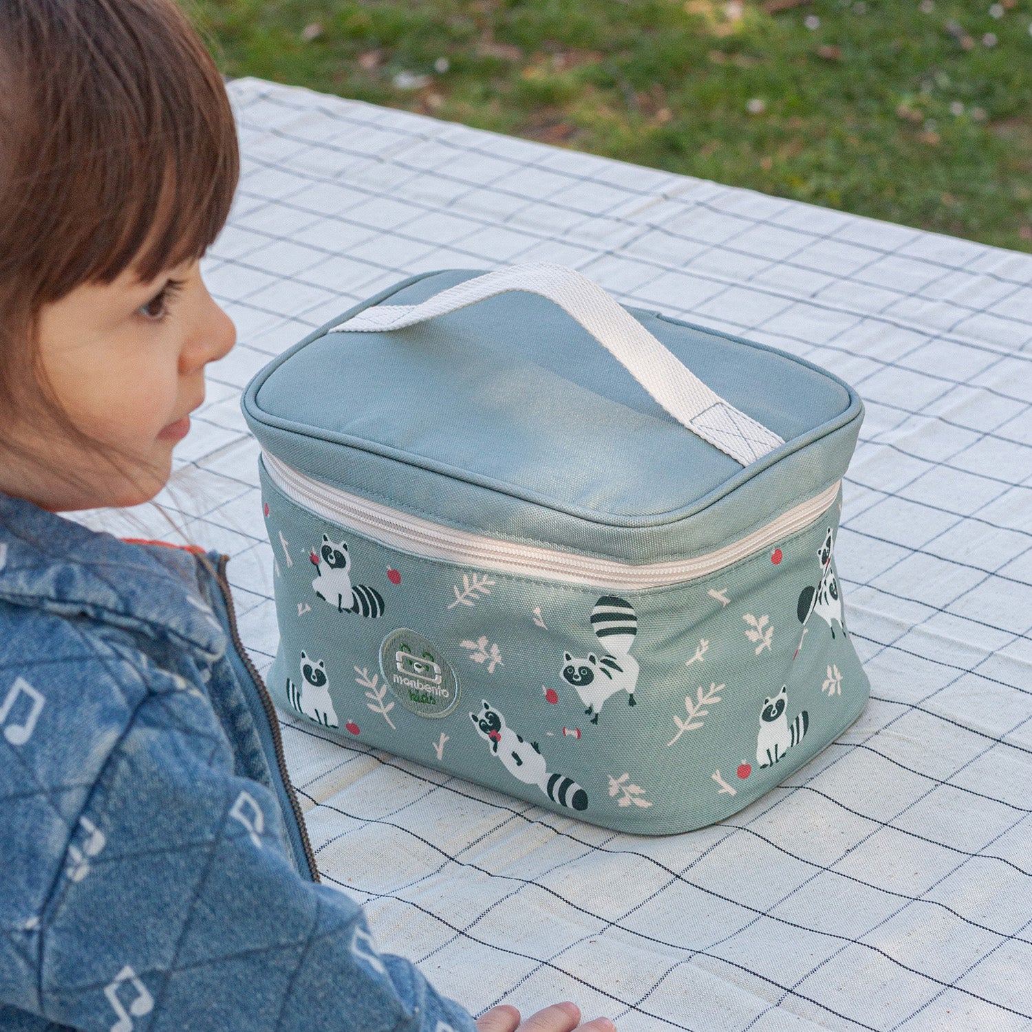 Torba termiczna Monbento Frosty Racoon  – 5L pojemności, izolacja, łatwe otwieranie, z kieszonką. Na lunch, bidon i przekąski, wzór: szopy