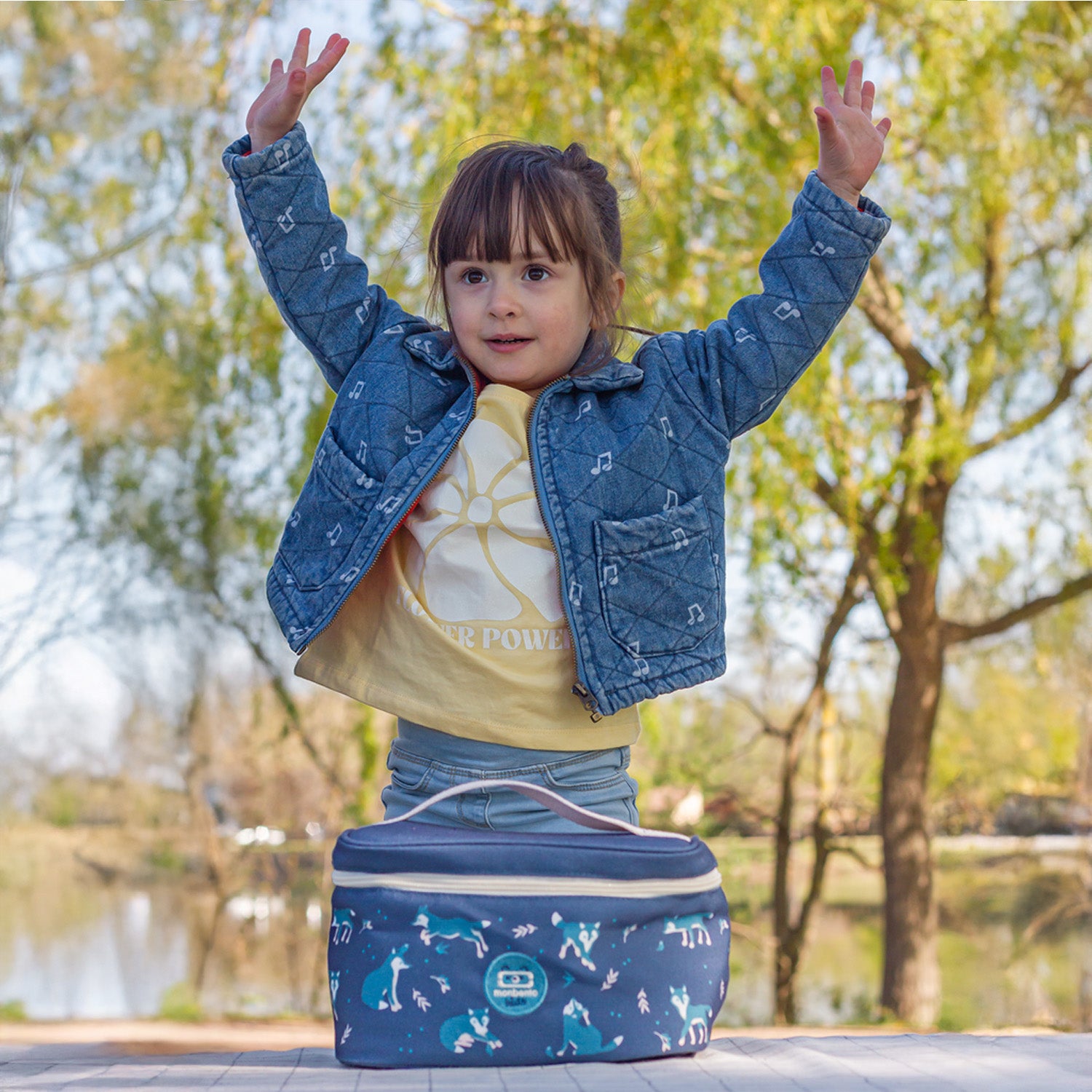 Torba termiczna Monbento Frosty Wolf – 5L pojemności, izolacja, łatwe otwieranie, z kieszonką. Na lunch, bidon i przekąski, wzór: wilki