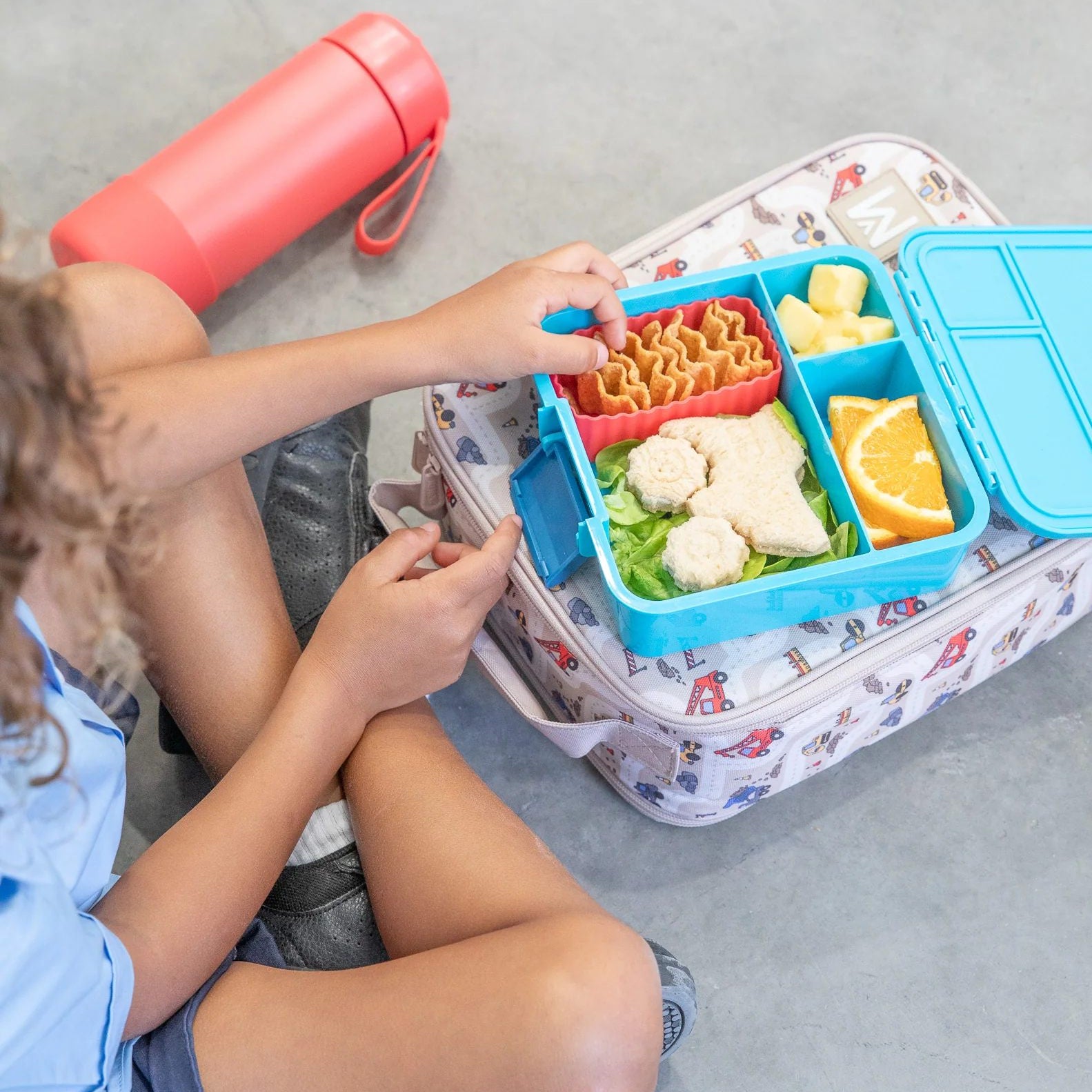 Torba termiczna MontiiCo Construction L – dwie komory, wkład chłodzący, wodoodporna i trwała, wzór: pojazdy