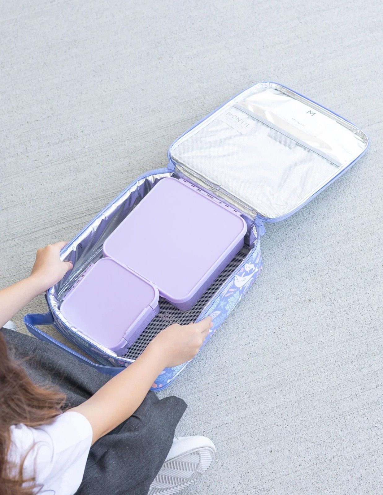 Pastelowa torba termiczna Montiico Lunch Bag L dla dziewczynki z delfinami