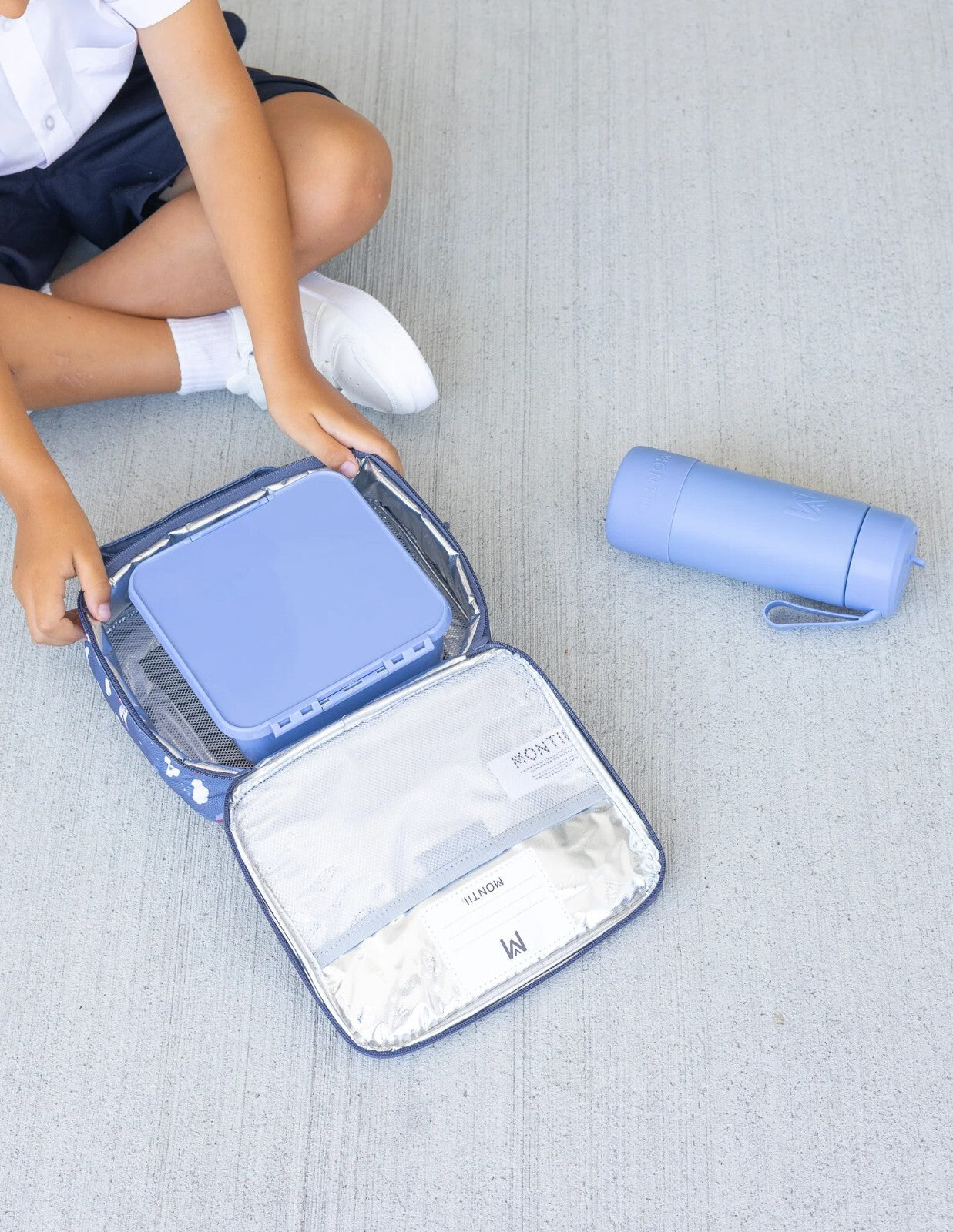 Kompaktowa torba termiczna MontiiCo M z wzorem samolotów, idealna do na śniadaniówkę