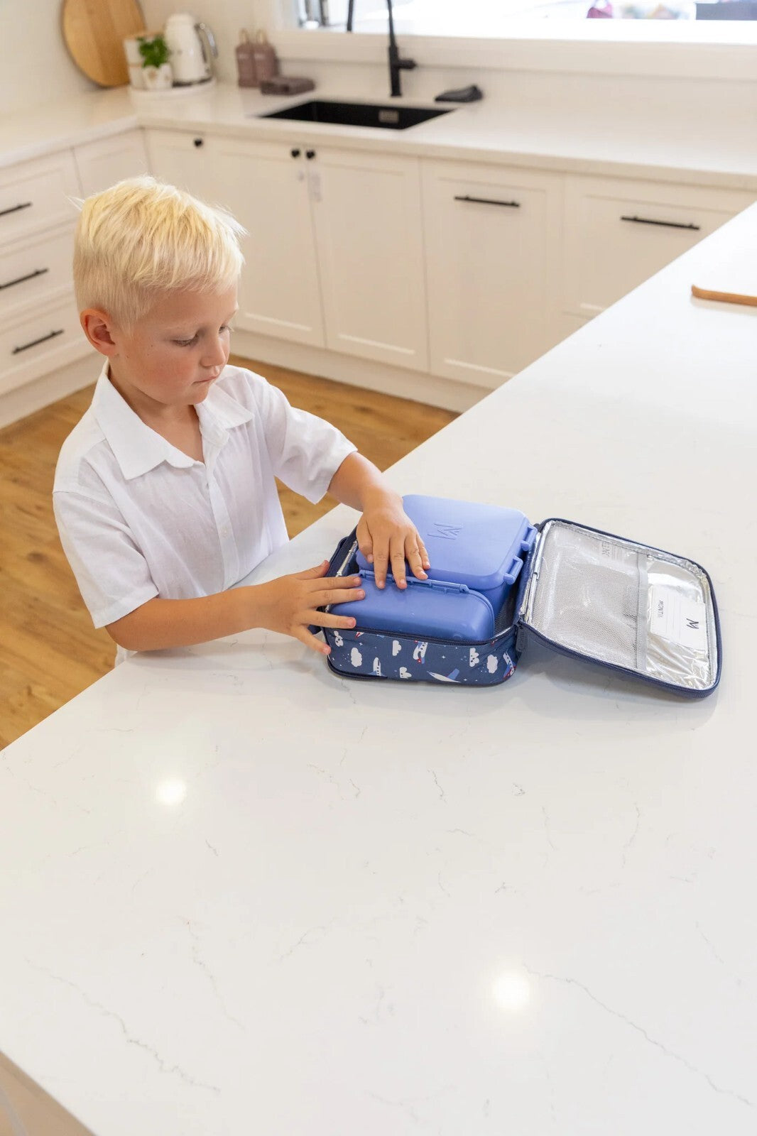 Ciemno-niebieska torba na lunch MontiiCo M Jetset z praktycznym uchwytem