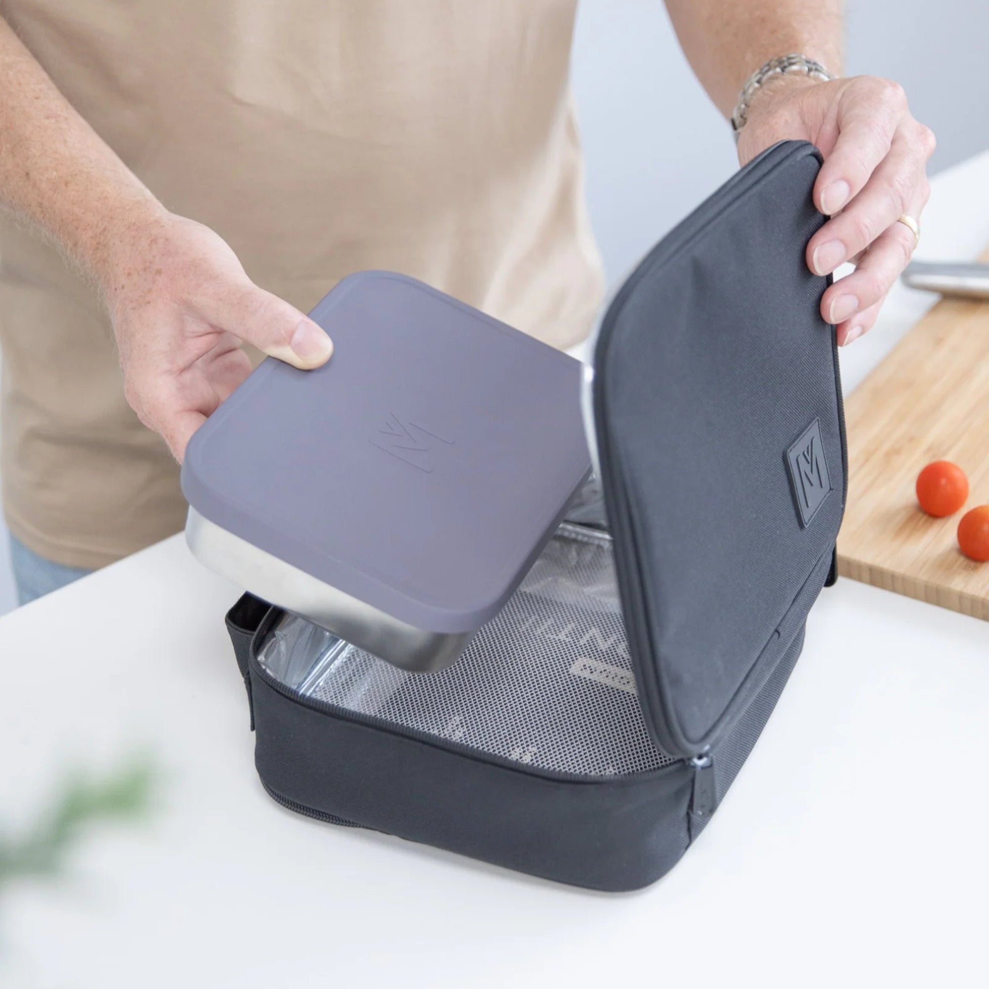 Torba termiczna MontiiCo Midnight M – dwie komory, wkład chłodzący, wodoodporna i trwała, kolor: czarna