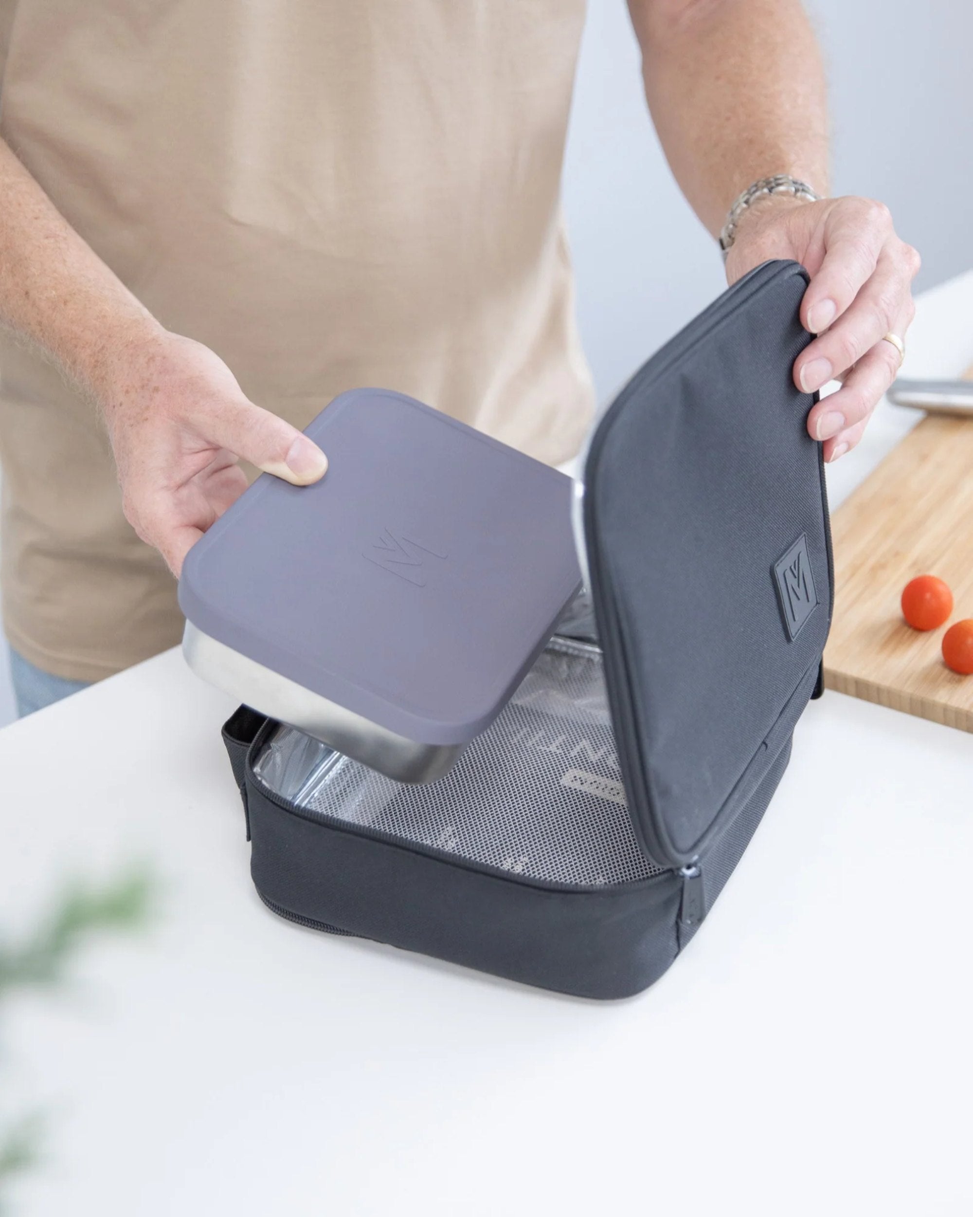 Torba termiczna MontiiCo Midnight M – dwie komory, wkład chłodzący, wodoodporna i trwała, kolor: czarna