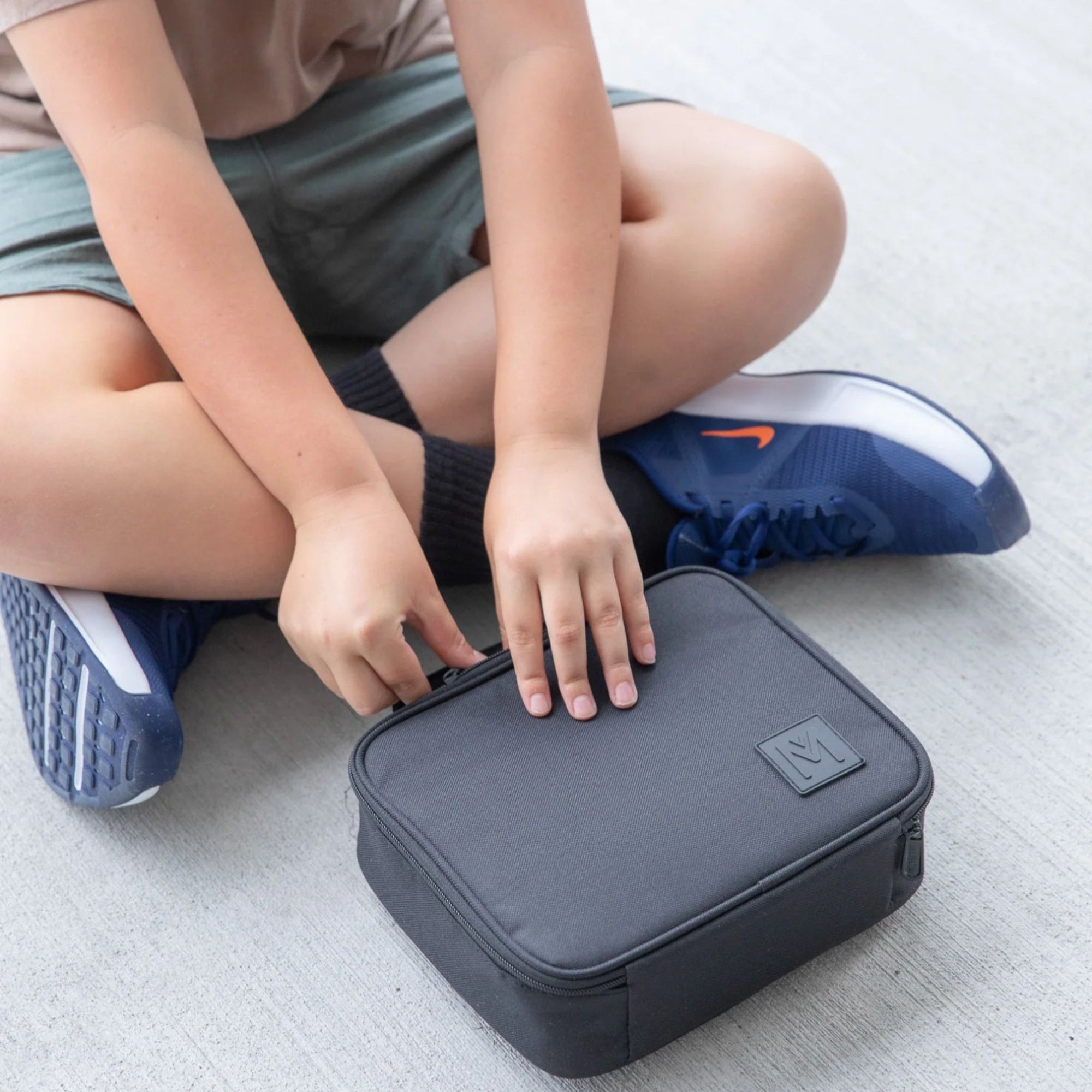 Torba termiczna MontiiCo Midnight M – dwie komory, wkład chłodzący, wodoodporna i trwała, kolor: czarna