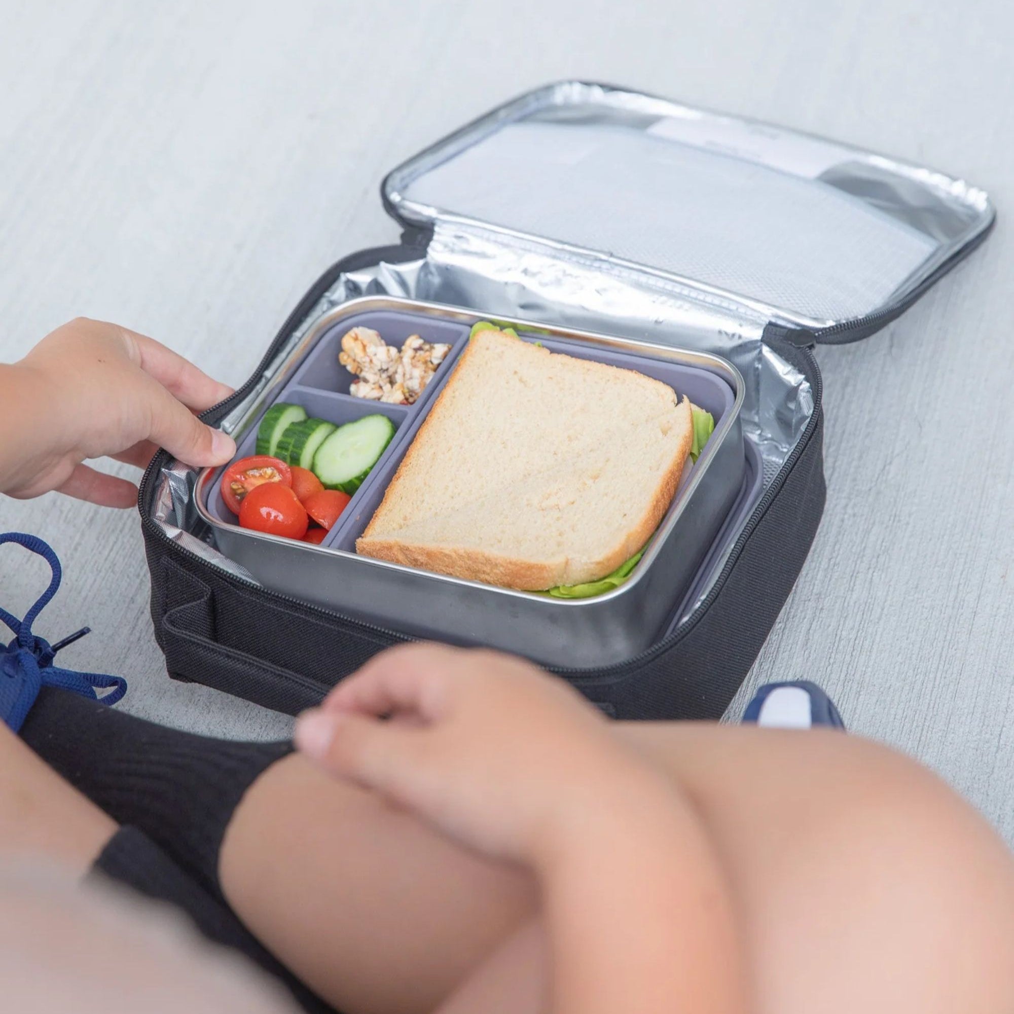 Torba termiczna MontiiCo Midnight M – dwie komory, wkład chłodzący, wodoodporna i trwała, kolor: czarna