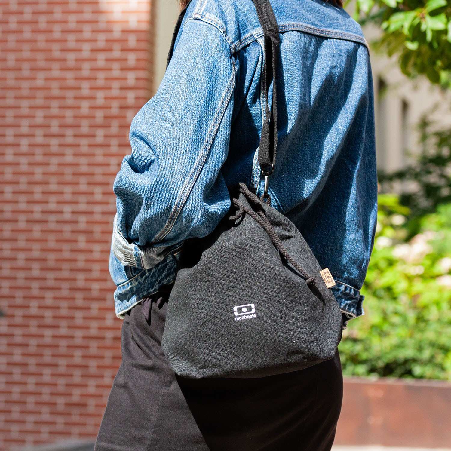 Monbento Lunchbag Black – pojemna czarna torba na bento box i bidon tritanowy