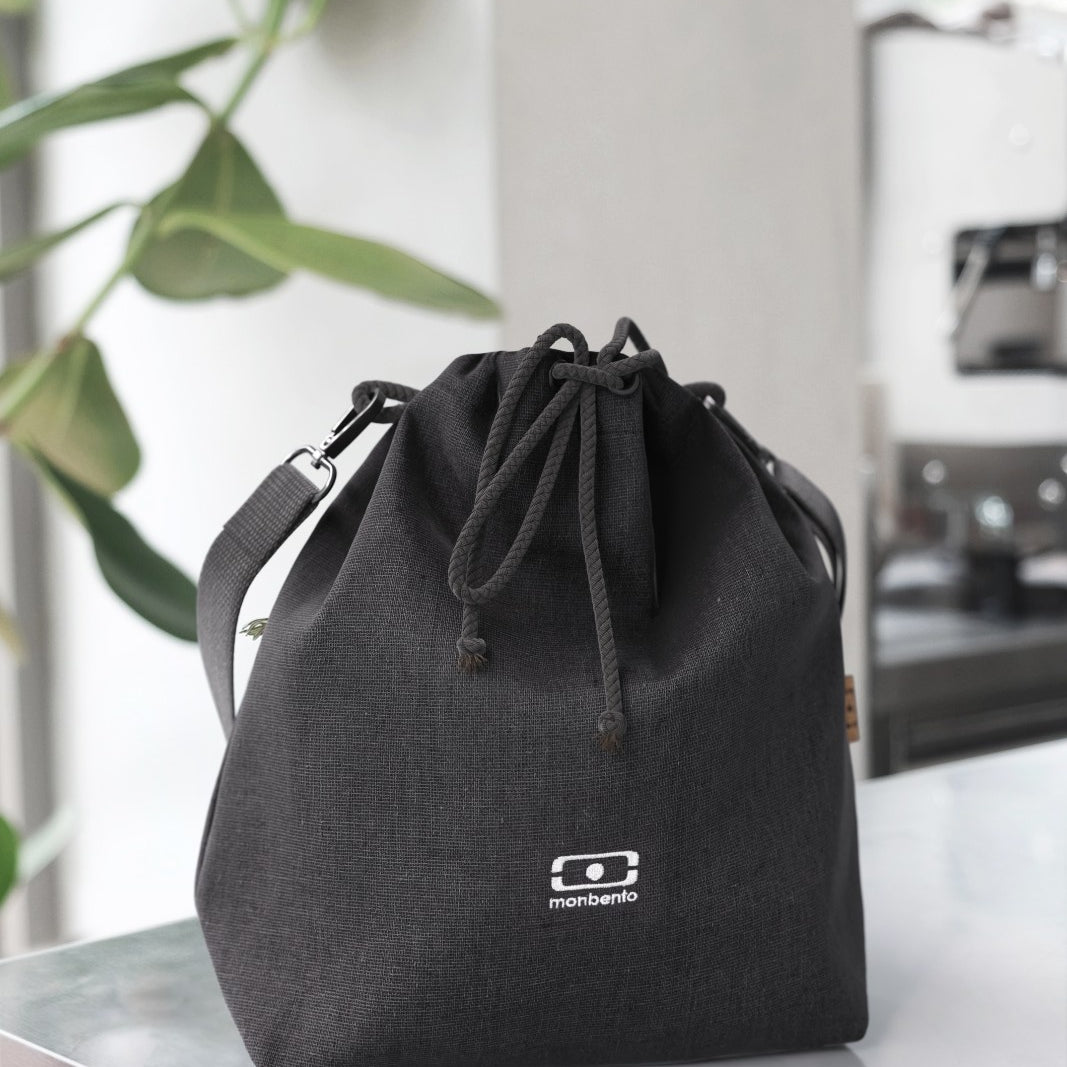 Czarna matowa torba termiczna na lunchbox Monbento Lunchbag z paskiem