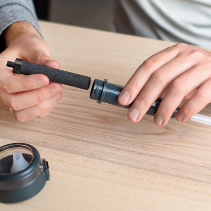 Wessper ActiveMax tritanowa butelka filtrująca 680 ml – filtr węglowy usuwa chlor, ze słomką, bez BPA, szczelna, stylowa, ekologiczna, kolor: czarna