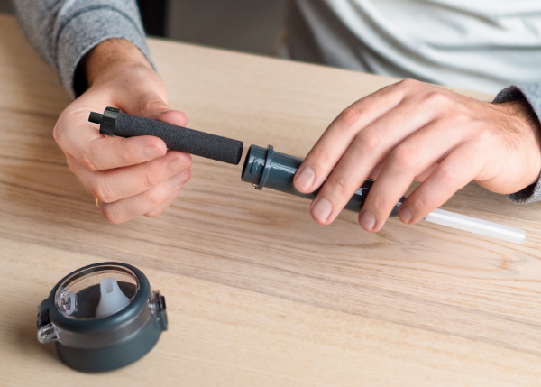 Wessper ActiveMax tritanowa butelka filtrująca 680 ml – filtr węglowy usuwa chlor, ze słomką, bez BPA, szczelna, stylowa, ekologiczna, kolor: czarna