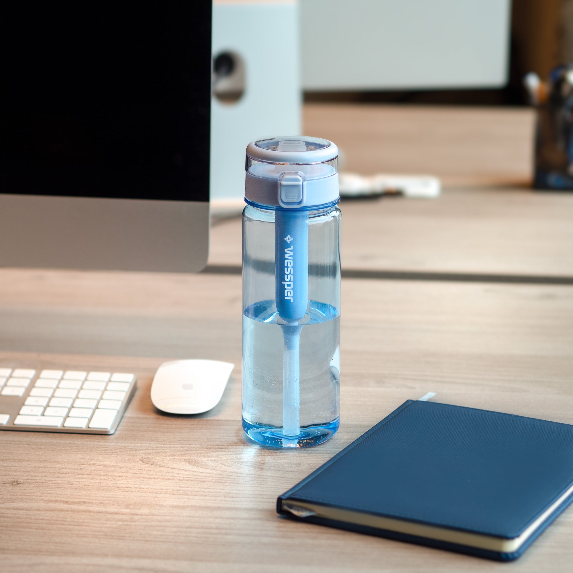 Wessper ActiveMax Blue tritanowa butelka filtrująca 680 ml – filtr węglowy usuwa chlor, ze słomką, bez BPA, szczelna, stylowa, ekologiczna, kolor: niebieska