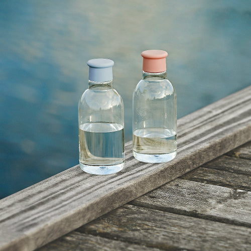 Butelka na wodę i smoothie RIG-TIG DRINK IT Salmon- 500 ml, tritanowa, lekka, szczelna i ekologiczna. Minimalistyczna butelka wielorazowa w różowym odcieniu, z szerokim wlewem.