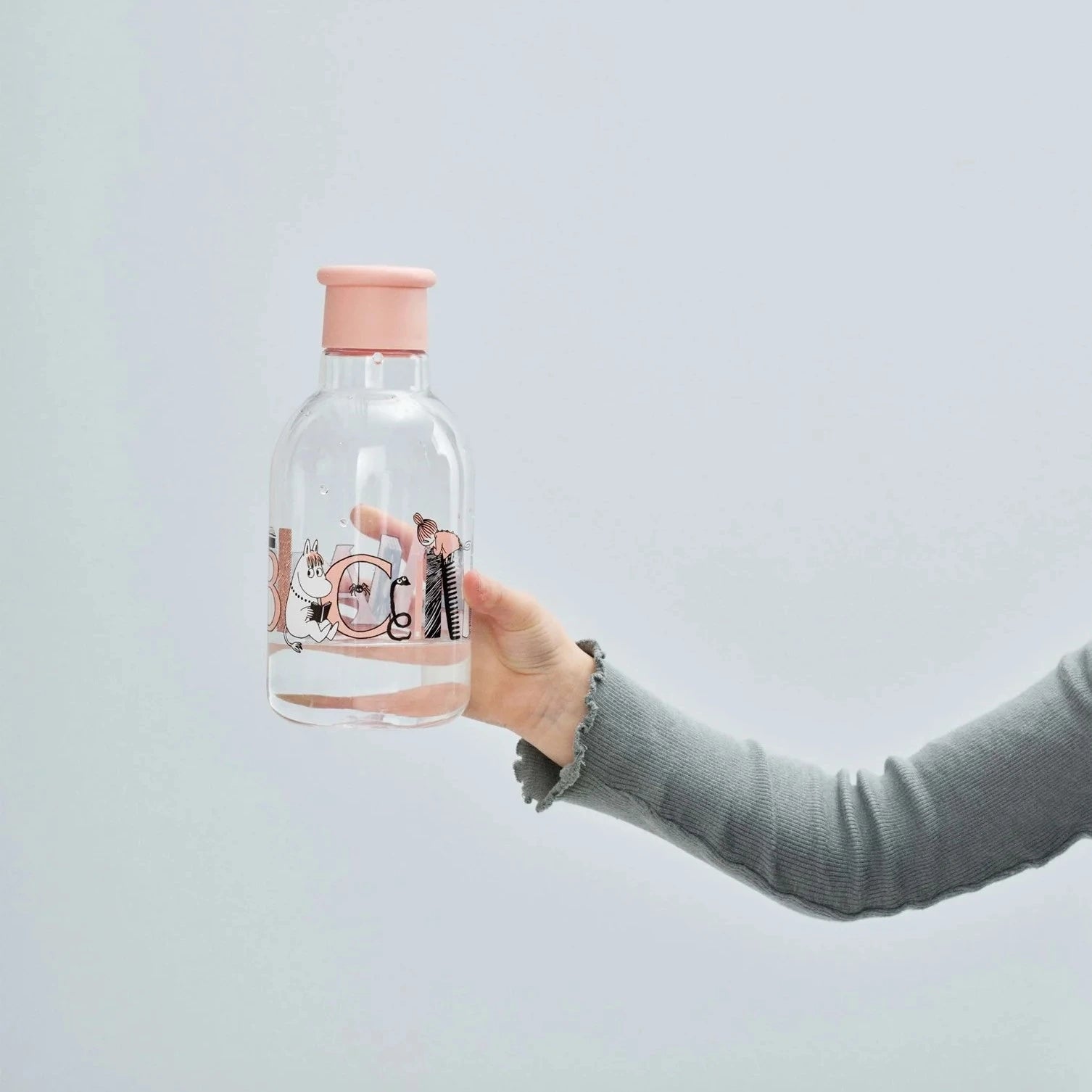 Róźowa butelka na smoothie i wodę RIG-TIG DRIK-IT Salmon- lekka i szczelna butelka z tritanu, szeroki wlew, ekologiczna, ze wzorem Muminków.