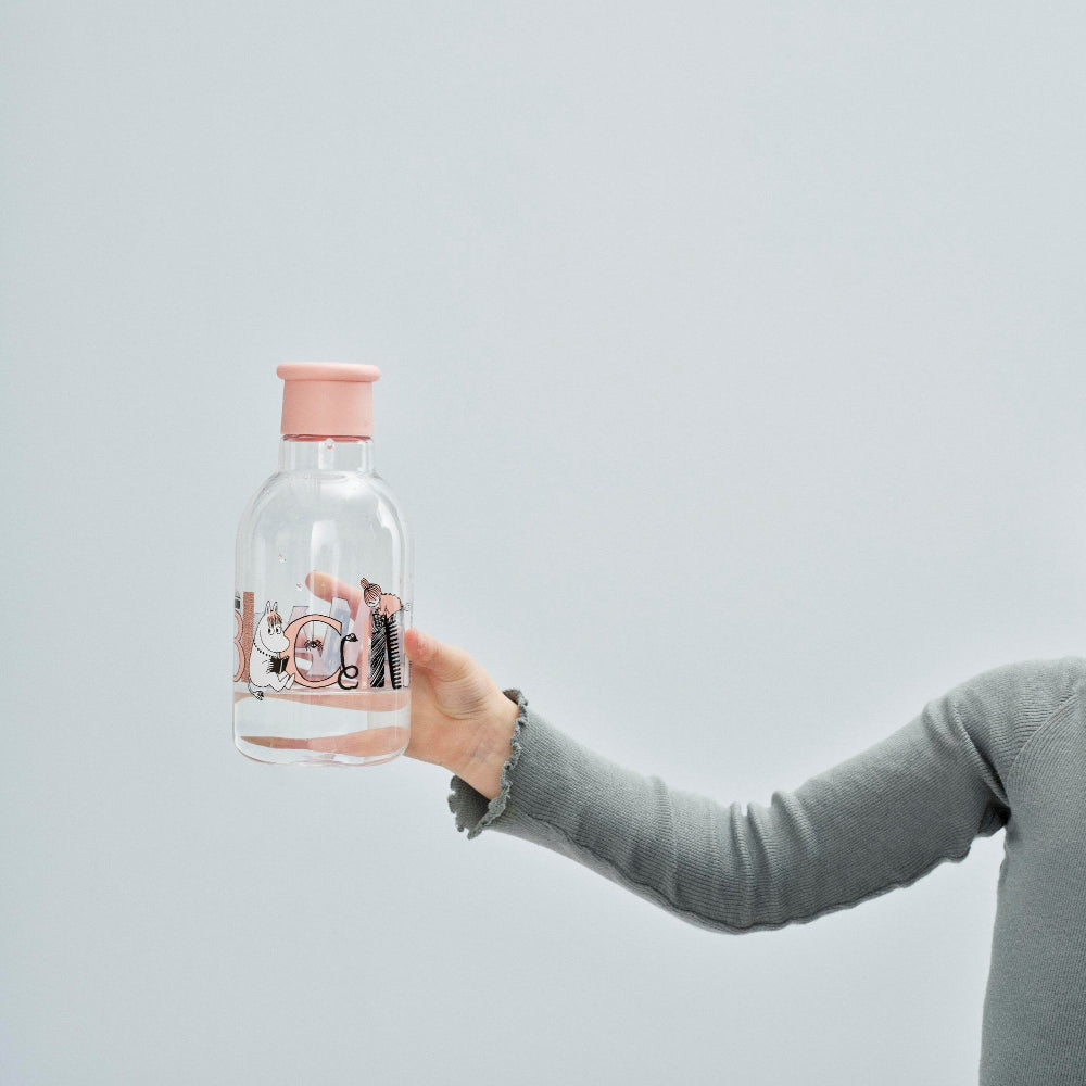 Róźowa butelka na smoothie i wodę RIG-TIG DRIK-IT Salmon- lekka i szczelna butelka z tritanu, szeroki wlew, ekologiczna, ze wzorem Muminków.