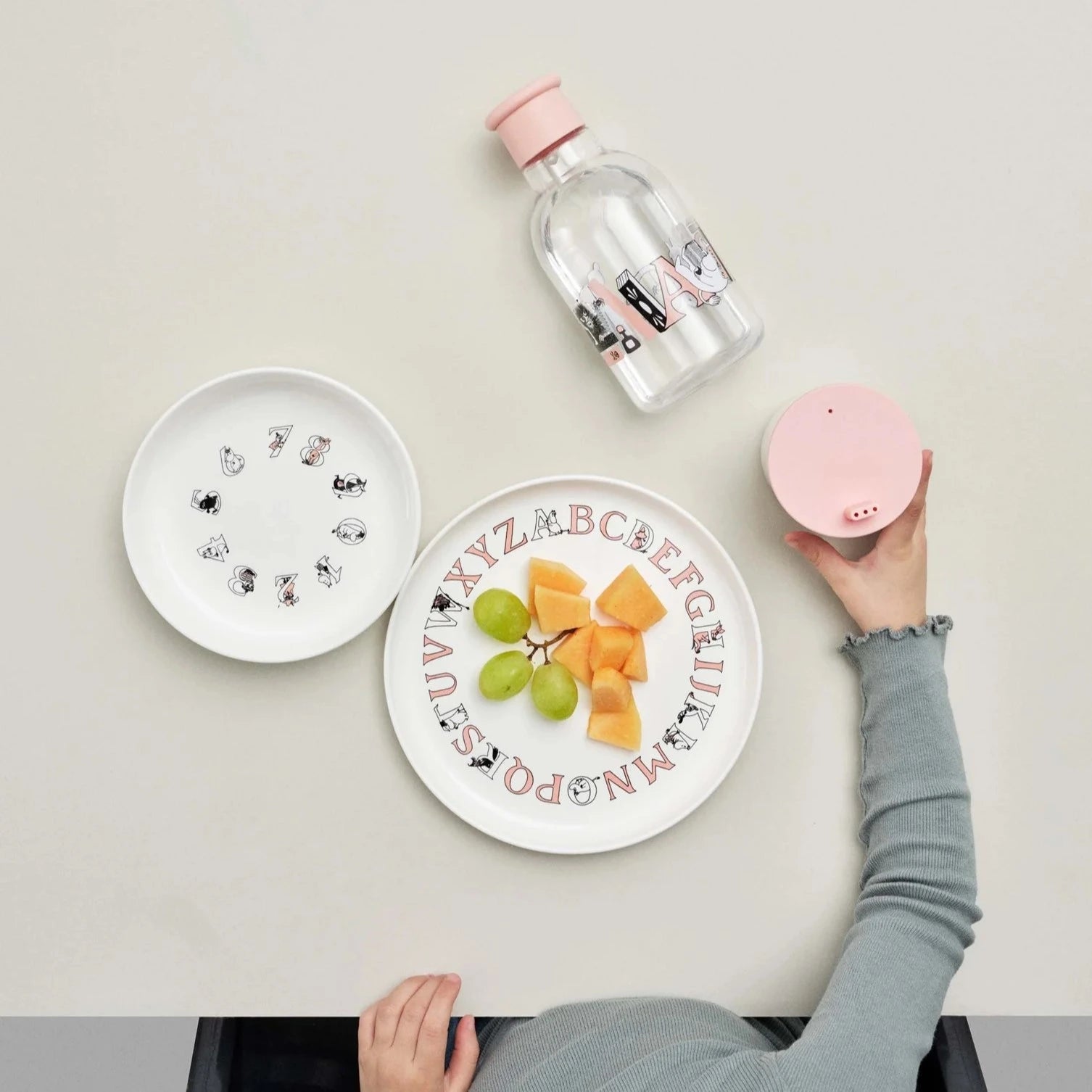 Róźowa butelka na smoothie i wodę RIG-TIG DRIK-IT Salmon- lekka i szczelna butelka z tritanu, szeroki wlew, ekologiczna, ze wzorem Muminków.