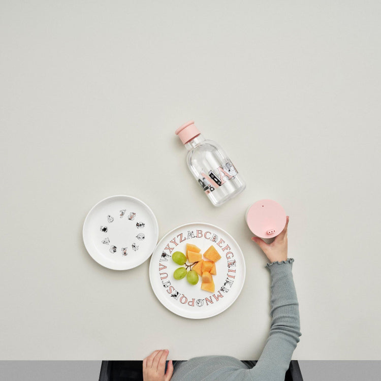 Róźowa butelka na smoothie i wodę RIG-TIG DRIK-IT Salmon- lekka i szczelna butelka z tritanu, szeroki wlew, ekologiczna, ze wzorem Muminków.