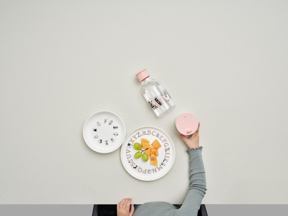 Róźowa butelka na smoothie i wodę RIG-TIG DRIK-IT Salmon- lekka i szczelna butelka z tritanu, szeroki wlew, ekologiczna, ze wzorem Muminków.