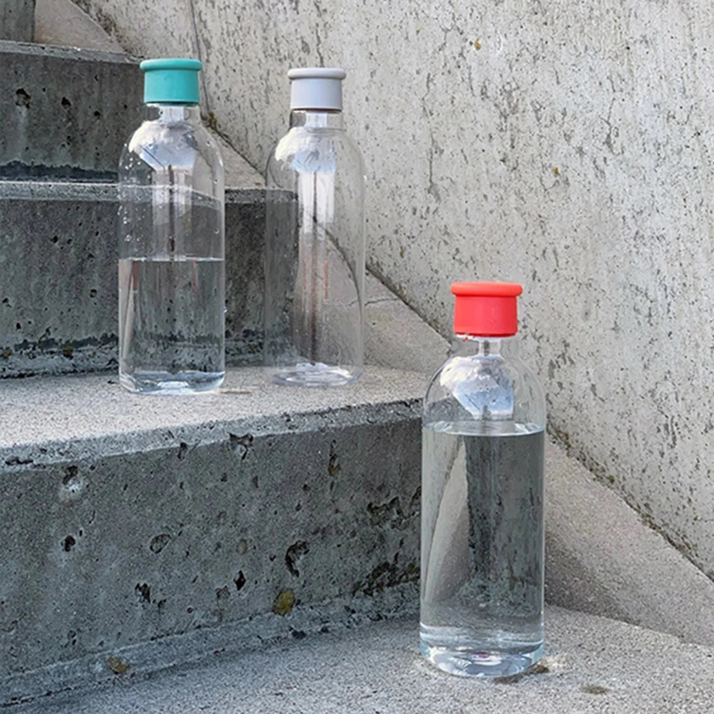 Butelka na wodę RIG-TIG DRINK IT Aqua - 750 ml, tritanowa, lekka, szczelna i ekologiczna. Minimalistyczna butelka wielorazowa w niebieskim odcieniu.