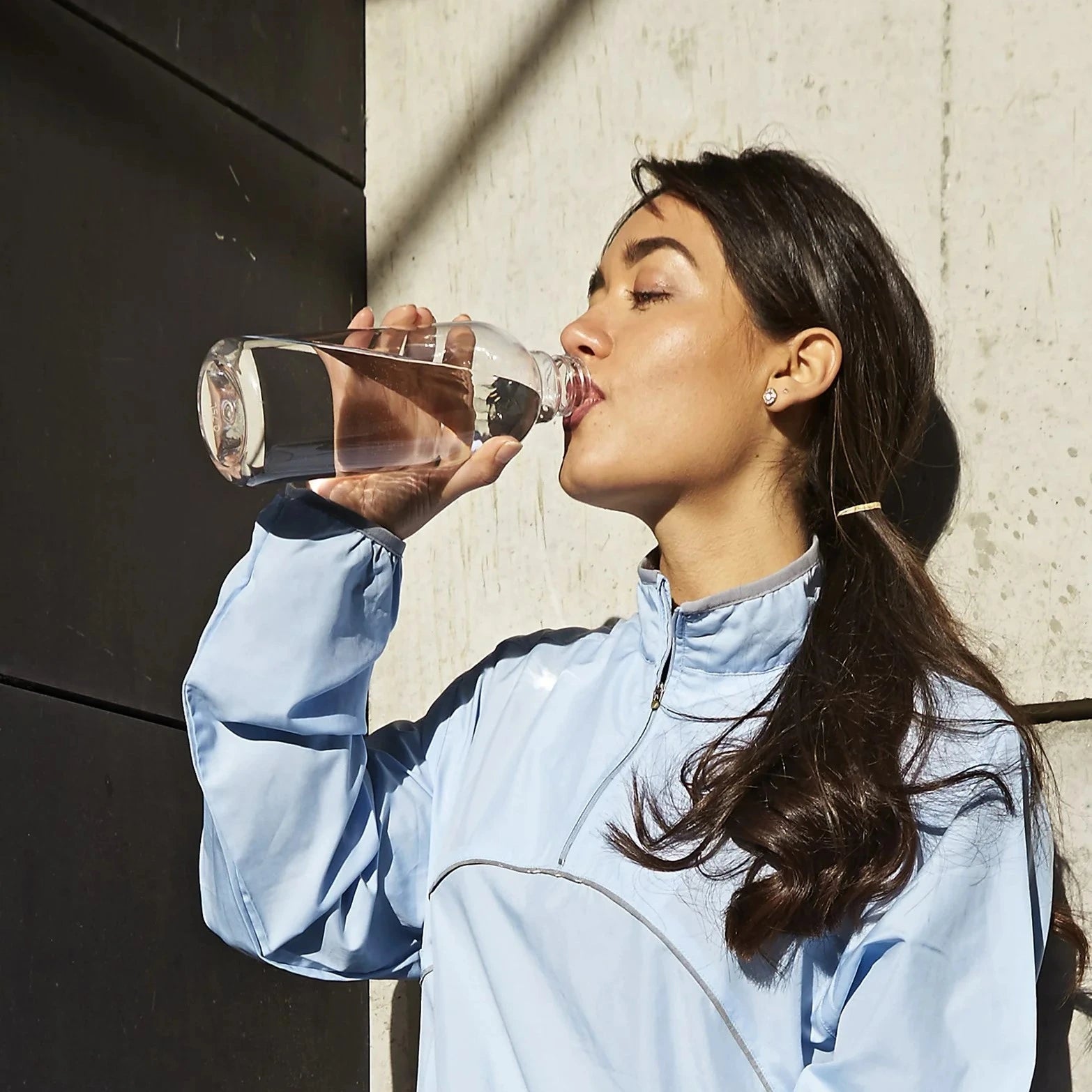 Butelka na wodę RIG-TIG DRINK IT Aubergine - 750 ml, tritanowa, lekka, szczelna i ekologiczna. Minimalistyczna butelka wielorazowa w fioletowym odcieniu.