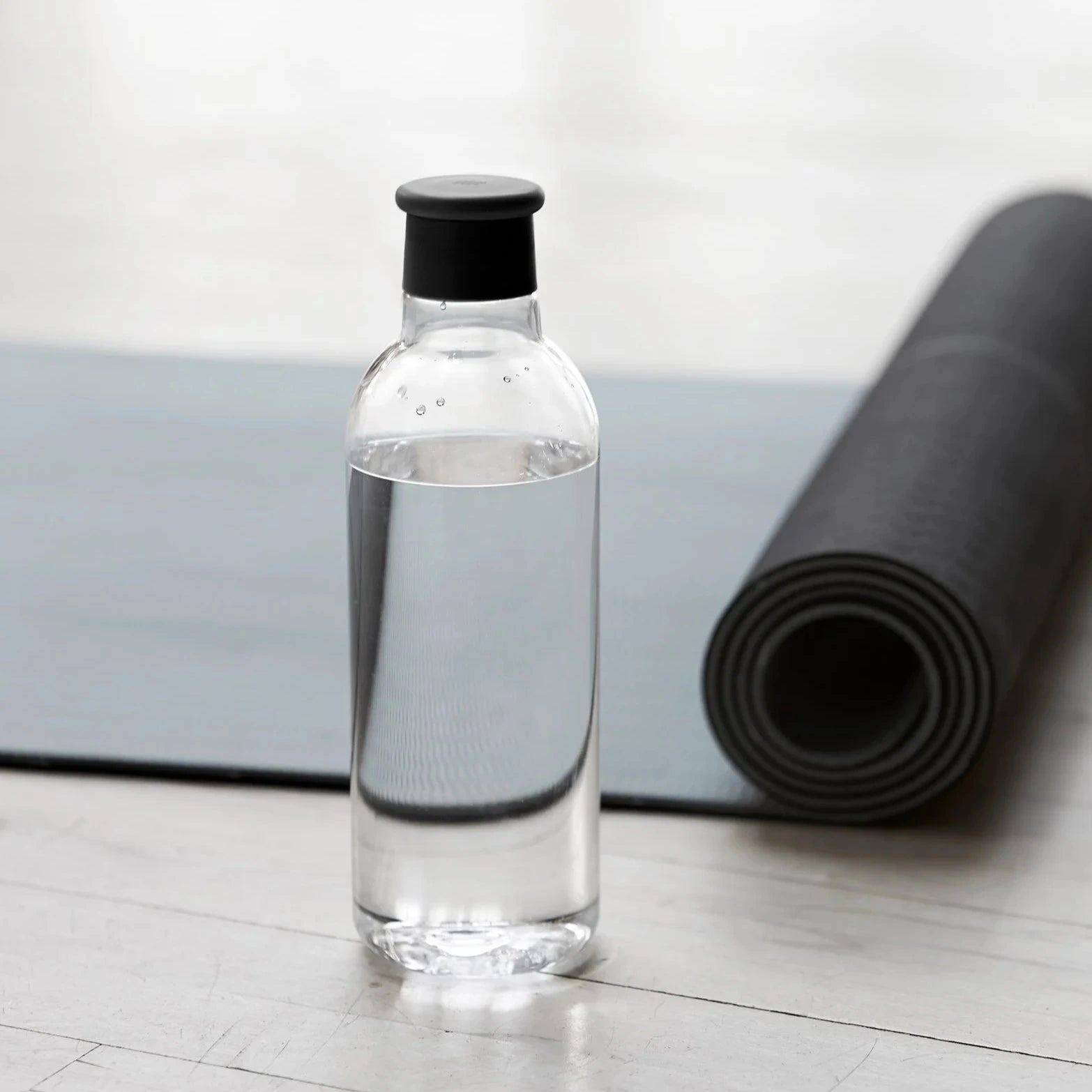 Butelka na wodę RIG-TIG DRINK IT Aubergine - 750 ml, tritanowa, lekka, szczelna i ekologiczna. Minimalistyczna butelka wielorazowa w fioletowym odcieniu.