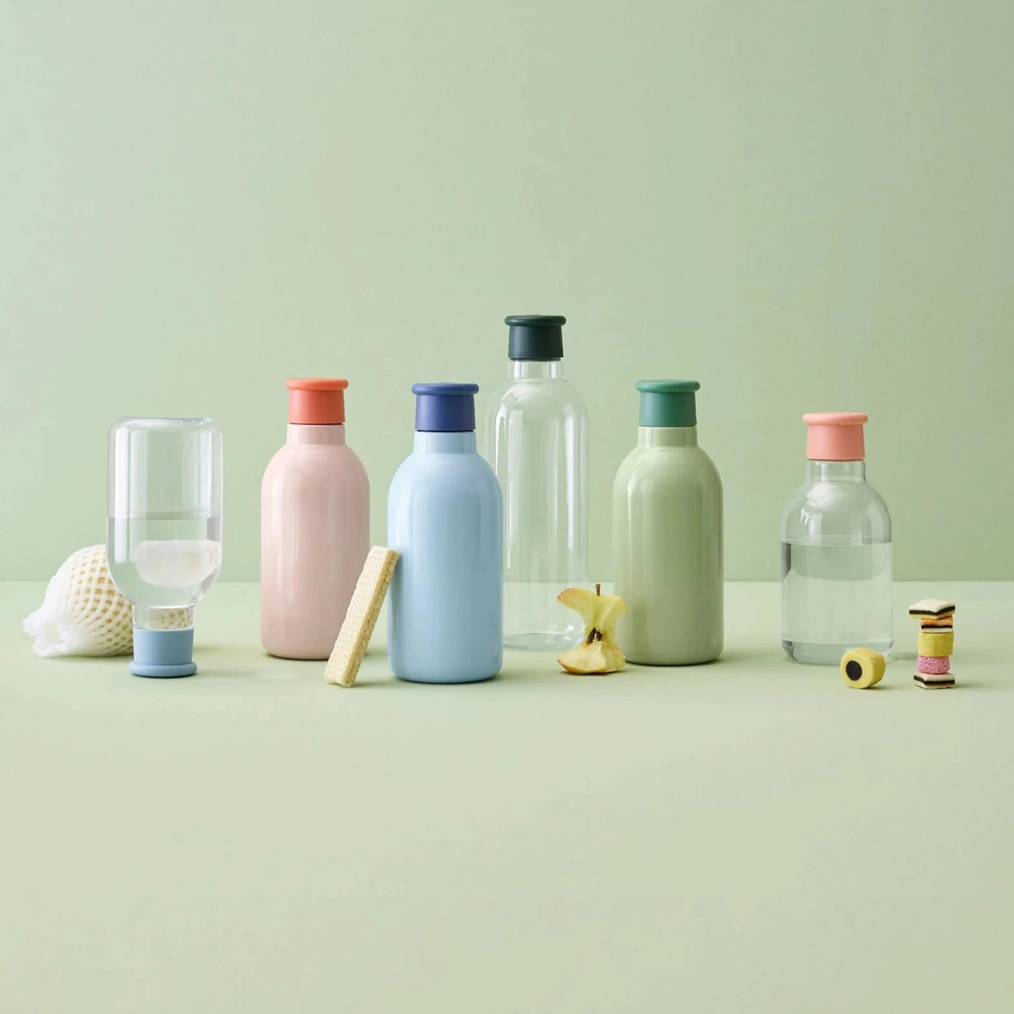 Butelka na wodę RIG-TIG DRINK IT Aubergine - 750 ml, tritanowa, lekka, szczelna i ekologiczna. Minimalistyczna butelka wielorazowa w fioletowym odcieniu.