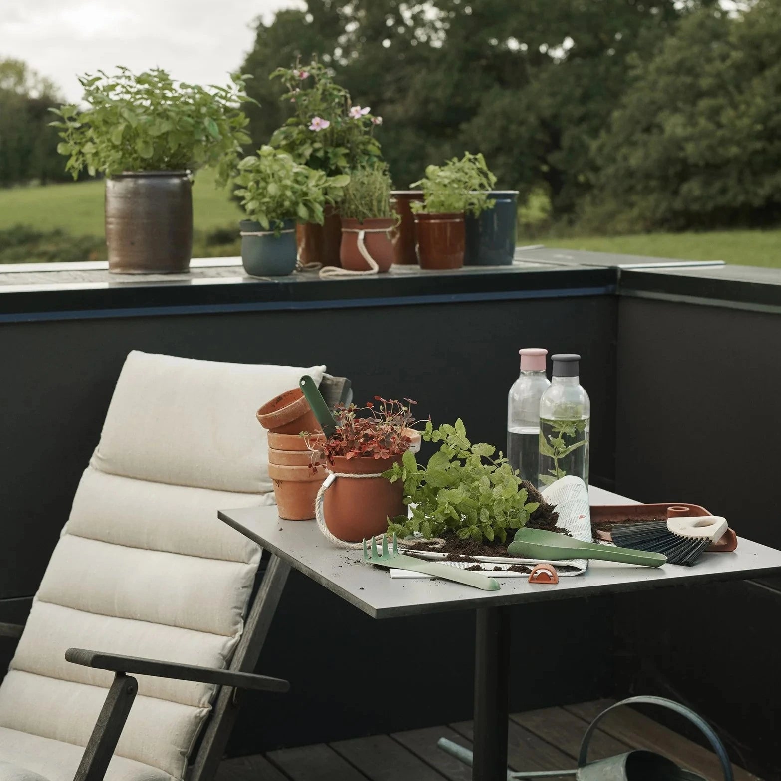 Butelka na wodę RIG-TIG DRINK IT Misty Rose - 750 ml, tritanowa, lekka, szczelna i ekologiczna. Minimalistyczna butelka wielorazowa w różowym odcieniu.