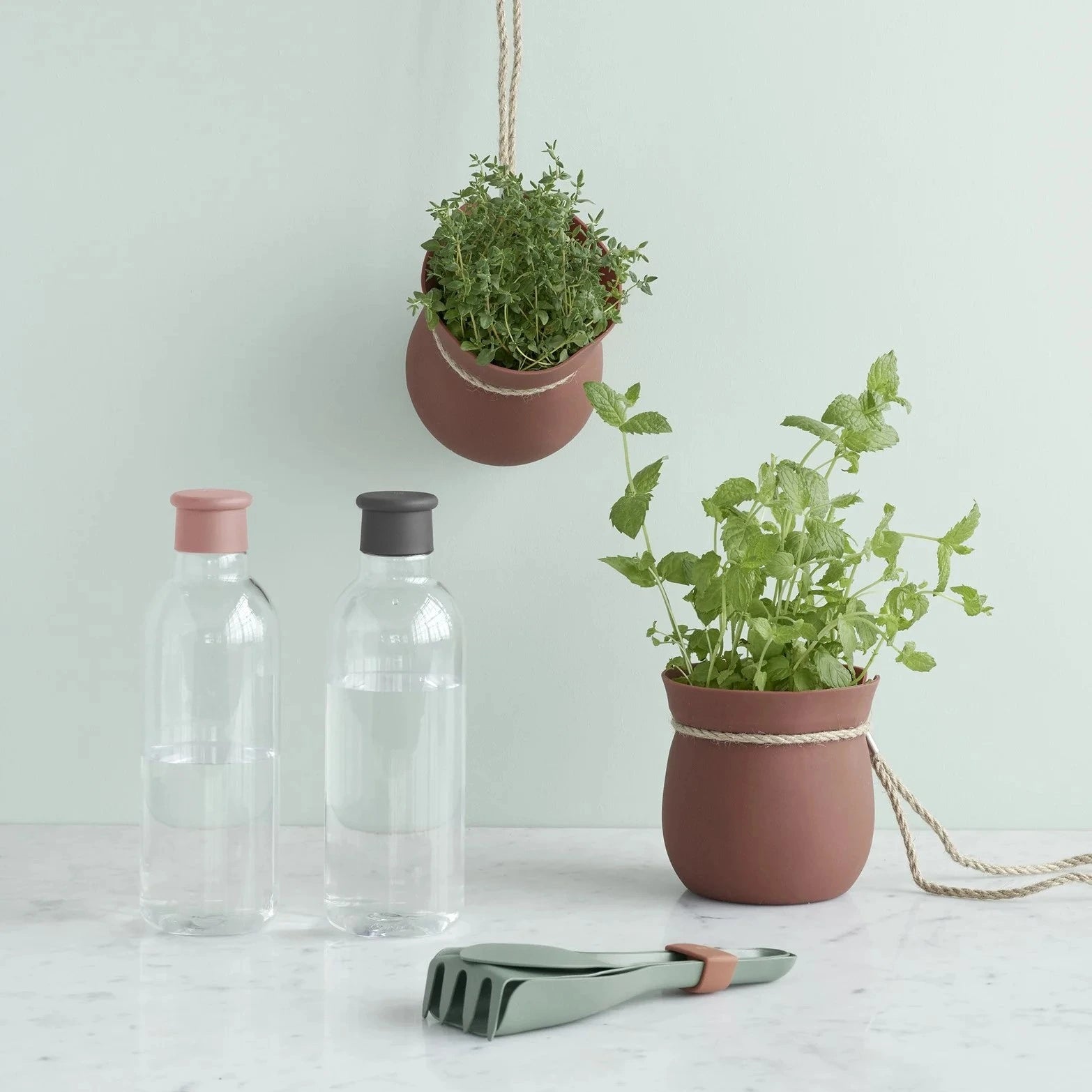 Butelka na wodę RIG-TIG DRINK IT Misty Rose - 750 ml, tritanowa, lekka, szczelna i ekologiczna. Minimalistyczna butelka wielorazowa w różowym odcieniu.