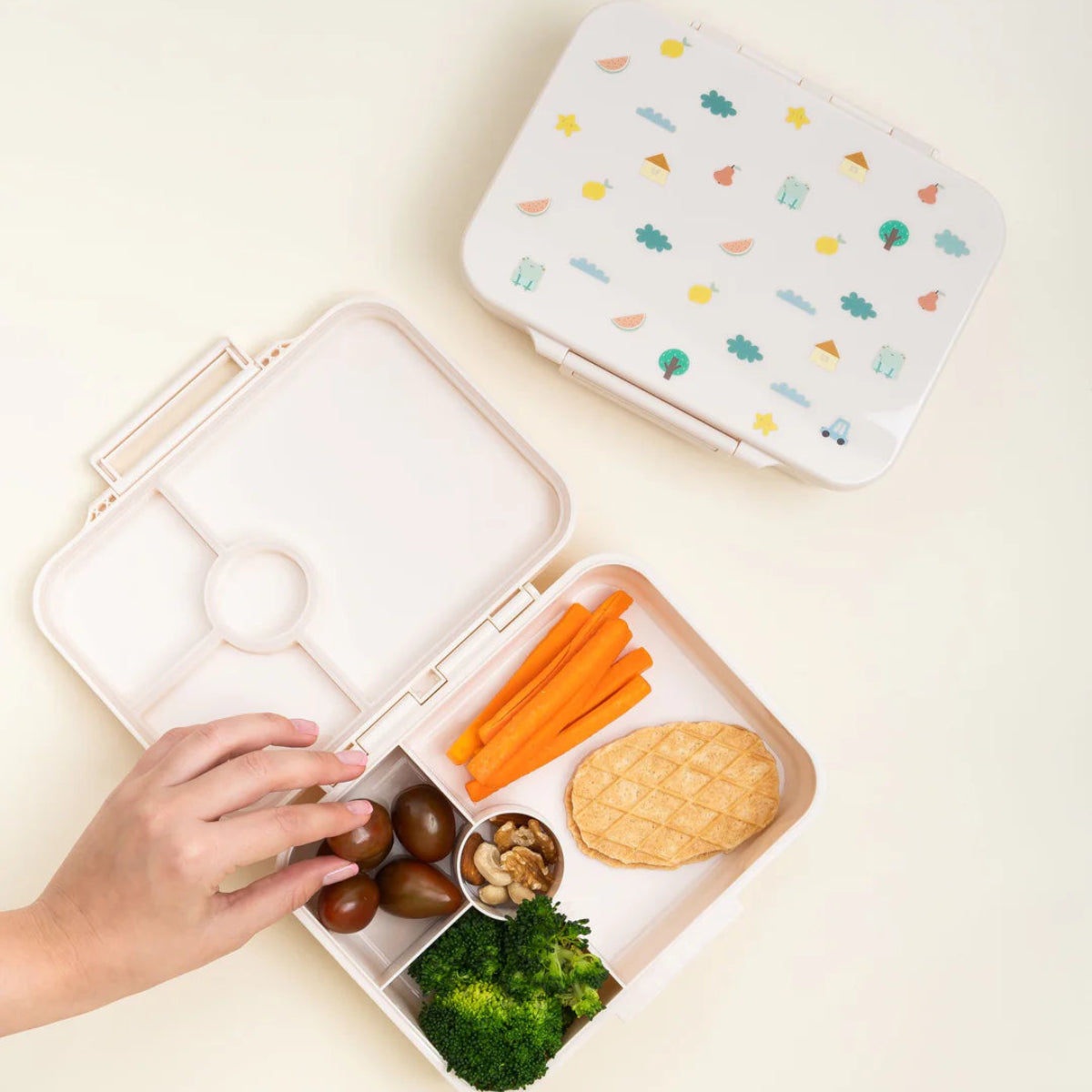 Tritanowy lunch box dla dzieci The Cotton Cloud– kompaktowy, kolorowy i bezpieczny, z pojemnością 850 ml, wzór: konfetti