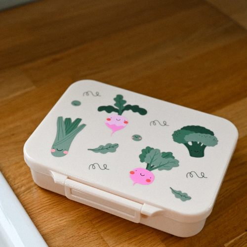 Tritanowy lunch box dla dzieci The Cotton Cloud– kompaktowy, kolorowy i bezpieczny, z pojemnością 850 ml, wzór: warzywa