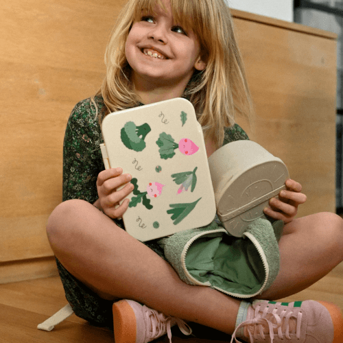 Tritanowy lunch box dla dzieci The Cotton Cloud– kompaktowy, kolorowy i bezpieczny, z pojemnością 850 ml, wzór: warzywa