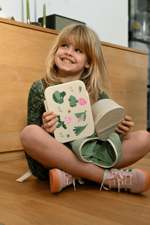 Tritanowy lunch box dla dzieci The Cotton Cloud– kompaktowy, kolorowy i bezpieczny, z pojemnością 850 ml, wzór: warzywa